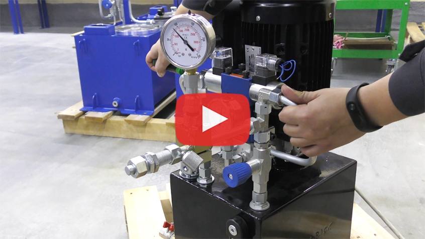 We show installing the adapter type Serv-clip 2  in a hydraulic system  