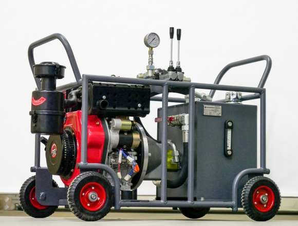 Engine-driven mobile hydraulic power unit PODACHA