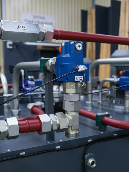 Hydraulic power unit of 2737 series for three hydraulic presses