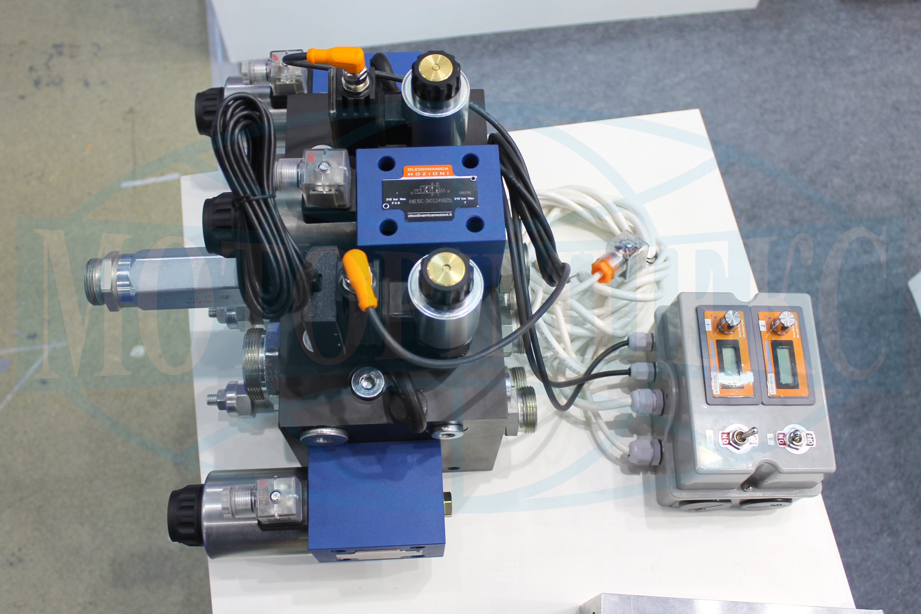 The hydraulic manifold with WE10 directional control valves of Oleodinamica Mozioni
